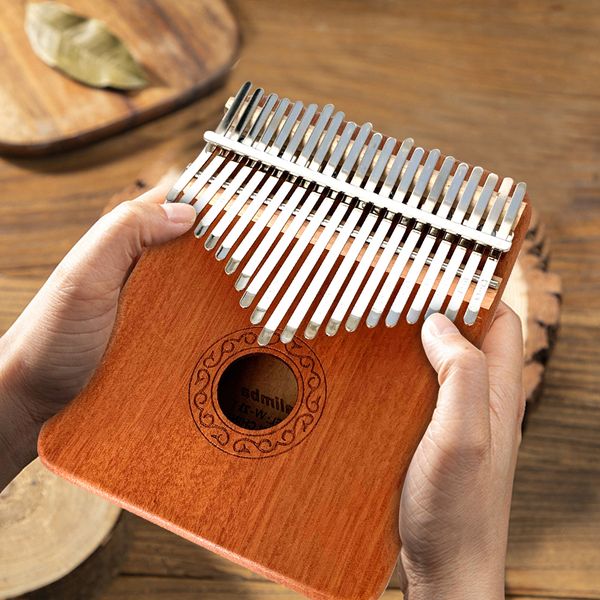 Articles de fantaisie 21 clés Kalimba Acajou Pouce en bois Piano Mbira Instrument de musique Cadeau avec Tuning Marteau Autocollants Chiffon de nettoyage Score 230727