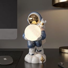 Artículos de novedad Astronauta sosteniendo la luna Luz nocturna Adorno Escultura Decoración del hogar Estatuilla de escritorio Accesorios Figuras para interior 231129