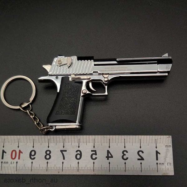 Artículos novedosos de la pistola desértica pistola modelo miniatura del llavero con la aleación de caparazón completo no puede disparar boy birthringgift al por mayor r230818