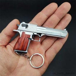 Nieuwe items Desert Eagle Solid Wood Handmodel Keychain Toy Gun Miniature Alloy Pistol Collection Toy Gift Pendant R230818