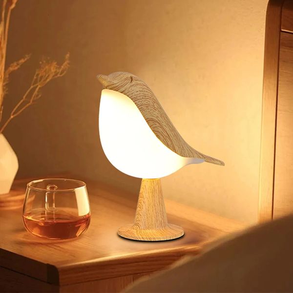 Artículos de novedad Lámpara de noche LED de urraca simple moderna Pequeña lámpara de noche de pájaro de madera inalámbrica Control táctil Lámpara de lectura de mesa de dormitorio Decoración para el hogar 231216