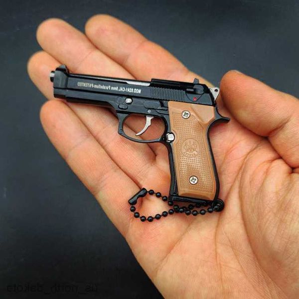 Articles de nouveauté Game Popul Eat Chicken 92f Keychain Pendant Gun Model Model Empire Empire Docuable Toy Keechain Pendant Enfant's Gift R230818