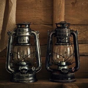 Nieuwe items Retro Iron Kerosene Lamp met Wick Vintage Photography Props Home Decoration for Coffee Shop Figurines Miniatures Kerosene Lamp G230520