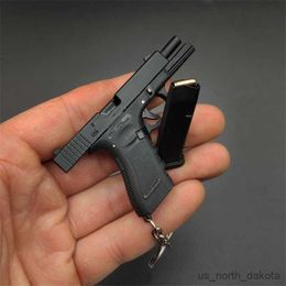 Nieuwheid items Shell Eject Keychain Model Toy Gun Miniature Alloy Pistol Collection Toy Gift Pendant R230818