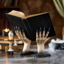 Nieuwe items Witchy Hand Book Stand Enge Witch Hand Figurine Gothic Ornament Living Room Tabletop Sculpture Halloween Party Home Decor J230815