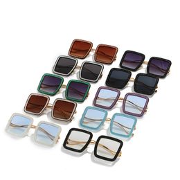 Nieuwheid glanzende grote vierkante frame zonnebrillen speciale curve metalen benen 10 kleuren mode zonnebrilglazen groothandel