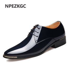 NPEZKGC Nouvellement Hommes Qualité Chaussures En Cuir Verni Zapatos de hombre Taille 38-47 En Cuir Noir Doux Homme Chaussures Habillées Y200420