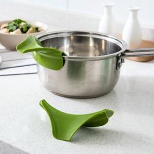 Anti-spill Silicone Slip On Giet Soup Tuit Tournel voor Potten Pannen en kommen en potten Keuken Gadget Tool