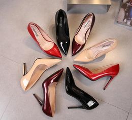 Pumps de marque nue Robe de créateurs Red Femmes High Heels CM STILETTO Slip on Point Toes Pumps Bottoms Work Shoes Wit