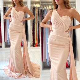 Naakt zeemeermin galajurk bruidsmeisjes jurk overrokken backless avondjurken met één schouder elegante plooien satijnen bruidsmeisjesjurken voor speciale gelegenheden