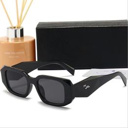 Gafas de sol de moda europeas de la tendencia de la moda estadounidense Nuevas gafas de moda Dazzle Mirror Alphabet Gafas de sol retro