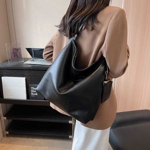 Nxy grand sac côté épaule en cuir PU pour les femmes 2023 Spring Fashion Trender Designer femelle Couleur solide Couleur à main