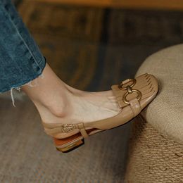 Nxy sandalen dames sandalen metaal decoratie vaste kleur vierkant teen dames flats Romeinse retro klassieke achterste riem riem gespannen vrouw schoenen 230322