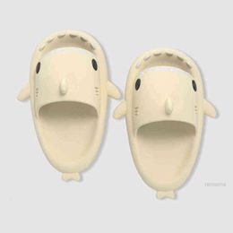 NXY pantoufles nouvel été belle forme de requin diapositives en plein air femmes chaussures enfants tongs Couples dessin animé EVA 220125