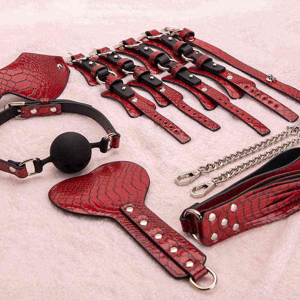 Nxy Sm Bondage Rode Haut de gamme Bdsm Kits Pu Leer Erotische Terughoudendheid Set Handboeien Enkelboeien Kit Zweep Volwassen Vrouwen Paar Sex Toys 220426