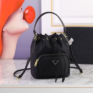 Nylon Bucket Bag Vrouwen Trekkoord Handtassen Portemonnee Lederen Schouderriem Handvat Driehoek Teken Gouden Hardware Waterdichte Crossbody Tassen