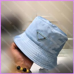 Nylon Bucket Hat Unisexe Femmes Hommes Designer P Cap Ajusté Chapeaux Triangle Luxurys Designers Caps Bonnet Bonnet Femmes Sunhat camionneur 325o