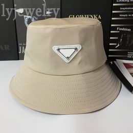 Nylon Designer Caps For Man emmer hoed opvouwbare dames reizende winkel metalen driehoek cappello cool meisje presenteert trendy luxe hoeden solide kleur pj006 c23