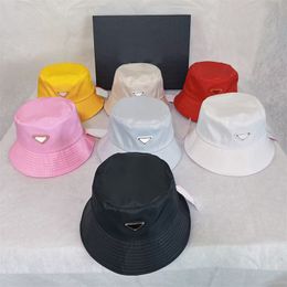 Nylon designer petten voor mannen emmer hoed opvouwbaar ontwerp dames reizen winkelen metalen driehoek effen kleur trendy luxe pet vriendinnen presenteert chique E23
