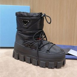 Nylon gabardine 1U007N après-skischoenen Zwart wit Bovenwerk met trekkoord Verwijderbare gewatteerde stapel Geëmailleerde metalen driehoekige laarsjes rubberen zool designer skischoenen 36-40