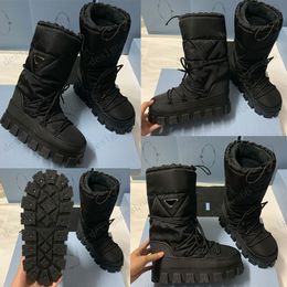 Botines de gabardina de nailon botas impermeables inspiradas en las líneas técnicas de calzado de esquí detalles compactos cuidadosamente estudiados Por ejemplo parte superior equipada con calcetines extraíbles