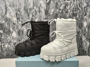 Boots de snow party en gabardine nylon Tech Dynamic Charm semelle embossée motif triangle métal émaillé avec boîte