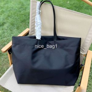 Sac à provisions en nylon Femme sac à main sac à main grande capacité devrait sacs noirs décoration triangulaire noire