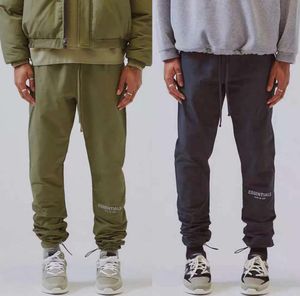 Nylon track broek olijfzwart reflecterend logo casual lichtgewicht broek mannen hiphop streetwear6798167