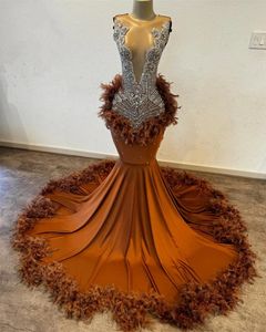 O nekbruin lange prom -jurk voor zwarte meisjes 2024 kristal Rhinestone verjaardagsfeestje jurken Veren pailletten avondjurken es