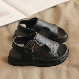 O92D Sandales garçons Enfants d'été Soft Sole Anti Slip Beach Shoes Black Pu Leather Flat Fashionable and Conforty Platform D240527