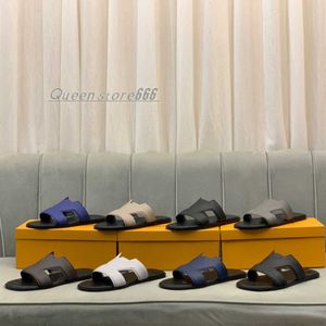 Las sandalias OASIS MULES están confeccionadas con cuero granulado flexible con un gráfico de la marca entretejido en la parte superior del zapato y cuentan con la cómoda plantilla de cuero de la marca.