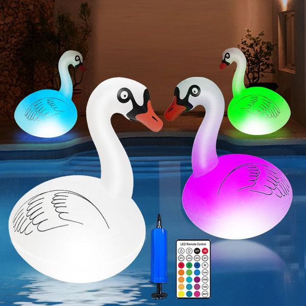 Les lumières de piscine solaires de cygne solaire de l'expédition en océan durent jusqu'à 12 heures de cygnes flottants gonflables à LED pour le patio / jardin extérieur pour la décoration de fête de mariage