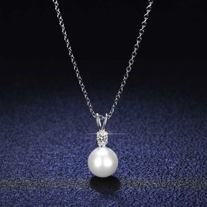 de la version coréenne Lumière Luxury Bijoux 925 Pure Sier Mosang Stone Classic Four Collier Claw avec un pendentif de perles d'eau douce naturelle
