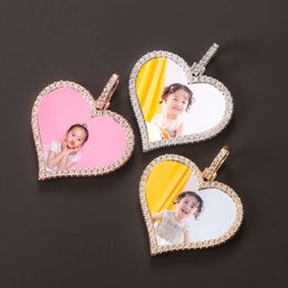 Les photos de collier de pendentif pour couple masculin et féminin en forme d'amour peuvent être imprimées sur des bijoux exquis