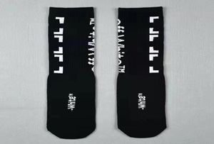 Off Fashion Mens Streetwear Socks Women Men Hoge kwaliteit katoen Allmatch Arrow XXX Printing Ademende zwart wit mengen FootBal5784594