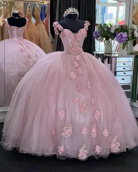 Princesa Quinceanera Vestido de hombro Flores 3D Adornado Pink Puffy Soft Tulle Sweet 16 Ball Vestido