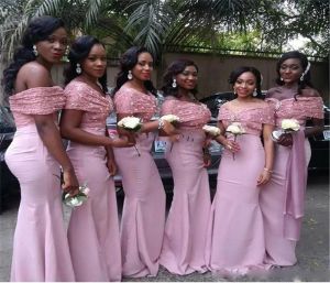 Vestidos de dama de honor con hombros descubiertos 2017 Vestidos de fiesta de sirena formales de encaje rosa y satén hasta el suelo para niña negra para boda personalizados