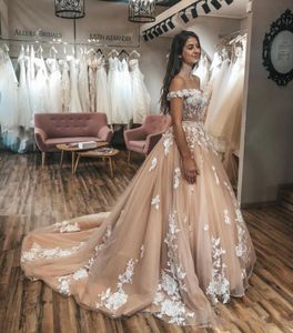 Vestidos de princesa de champán fuera de hombro Aplicado de encaje de la pelota de hombro Boho Baratas Bodas Bodas de novia Crystal Abito da Sposa