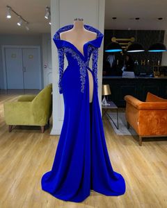 Off Shoulder Long Sleeve Prom Formele Jurken 2021 Royal Blue Lace Beaded Sexy Slitvlek Arabische Dubai Avondjurken Slijtage