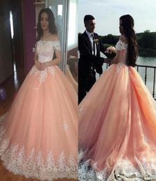 Off Shoulder Peach TuLle Ball Jurk Prom jurken Wit Applique Plus Size Zoet 16 Quinceanera -jurken Saoedi -Arabisch formeel feest DR5251717