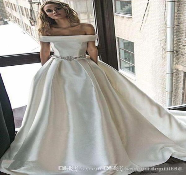 Fuera del hombro, sencillo, elegante, una línea, vestidos de novia con bolsillos, cintura con cuentas, vestidos de satén, vestidos de novia, vestido de novia ves9177574