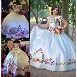 Uit de Quinceanera -jurken witte schouder satijnen kleurrijk borduurwerk bloemen vat boog vloer lengte zoet 16 verjaardag baljurk vestido