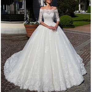 Fuera del hombro Vestidos de novia de encaje Apliques Vestidos Mangas casquillo Con cordones en la espalda Vestidos de novia de princesa hinchados Diseñador de Dubai Tren de barrido Volantes vestidos de novia