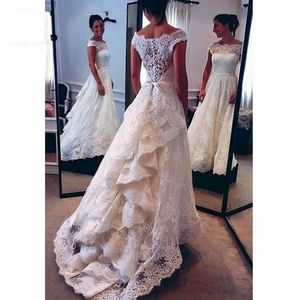 Fuera del hombro Vestidos de novia de encaje con volantes Cinta de lazo Ver aunque Volver Vestido de novia con gradas Vestidos de novia de cintura imperio por encargo