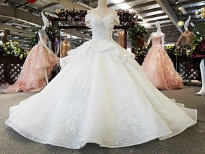 Dentelle Ivoire robe de bal robes de mariée Encolure à lacets Retour Traîne Floral Applique avec des perles Paillettes Robes de mariée de véritables photos
