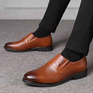 Chaussures de bureau hommes 2019 trou d'aération en cuir chaussures habillées pour hommes chaussures classiques d'affaires hommes formels sepatu sans lacet pria