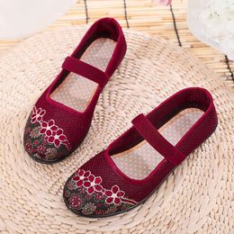 Zapatos de tela antiguos de Beijing, zapatos de tela bordados de estilo chino para mamá, zapatos informales transpirables de malla con parte inferior suave para mujer, sandalias 240226
