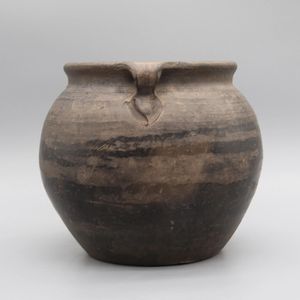 Oude grijze pot zwart aardewerk antieke bloemenvaas woondecoratie 240110