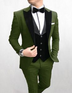 Vert Olive smokings marié Black Peak Lapel Groomsmen Hommes Robe de mariée Mode homme Blazer 3piece Costume (veste + pantalon + veste + Tie) 1661