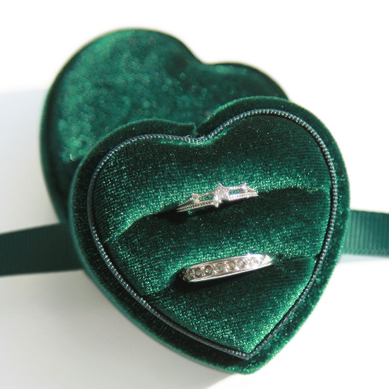Boîte à anneau double vert avec ruban